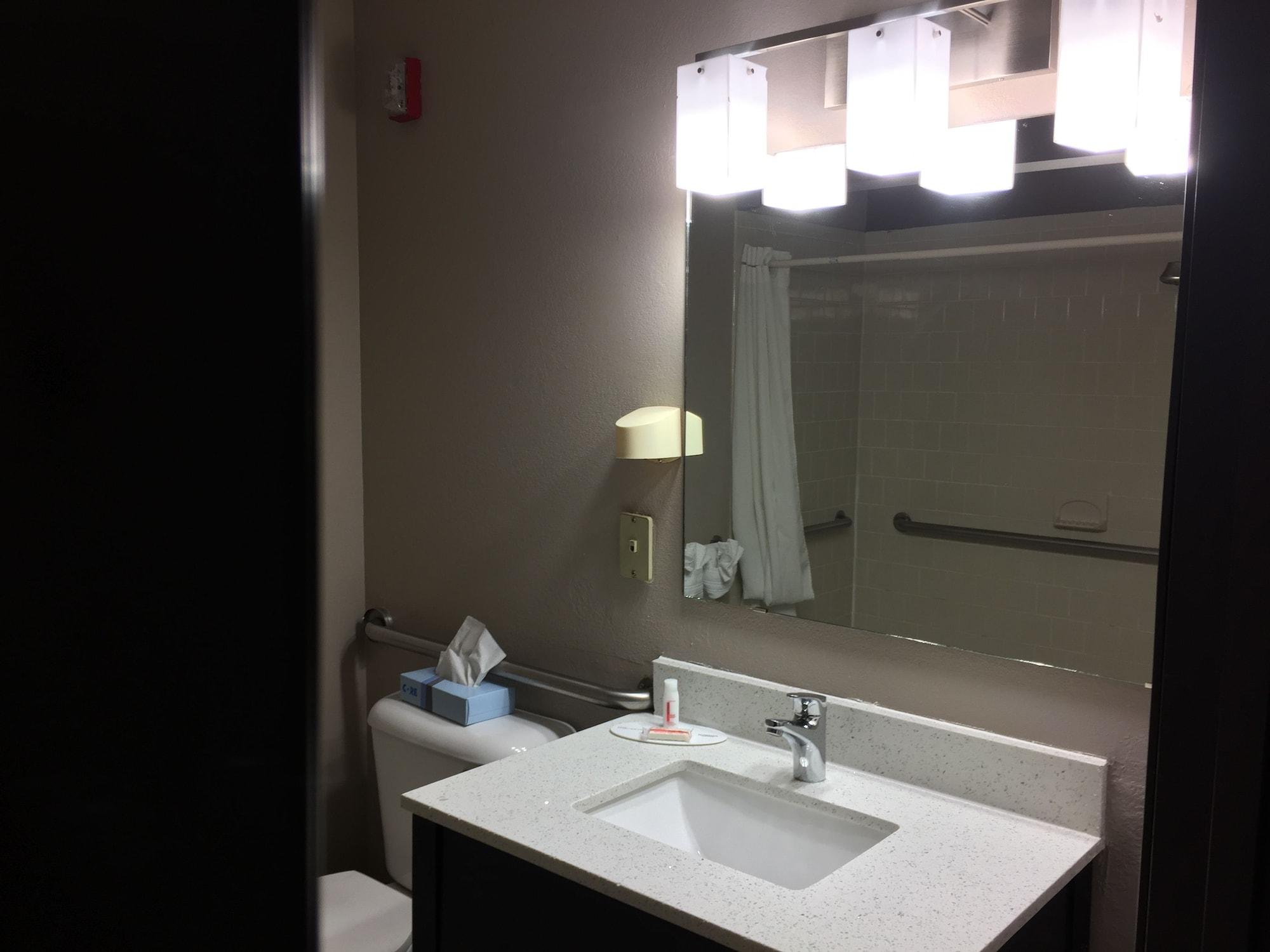 Мотель Super 8 By Wyndham Bedford Dfw Airport West Экстерьер фото